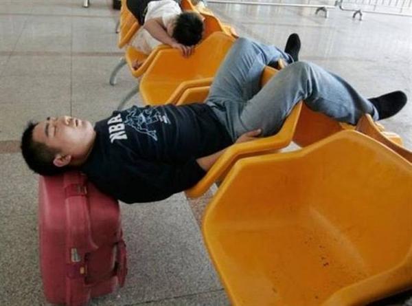 Đến sân bay mà gặp được những cảnh 'cười té ghế' này thì delay mấy giờ cũng chịu Đến sân bay mà gặp được những cảnh 'cười té ghế' này thì delay mấy giờ cũng chịu