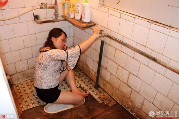 Rượu chè quá đà, một chị gái 'thọt nhẹ' chân vào hố xí phải huy động lực lượng cứu hoả đến giải cứu Rượu chè quá đà, một chị gái 'thọt nhẹ' chân vào hố xí phải huy động lực lượng cứu hoả đến giải cứu