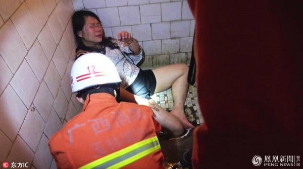 Rượu chè quá đà, một chị gái 'thọt nhẹ' chân vào hố xí phải huy động lực lượng cứu hoả đến giải cứu Rượu chè quá đà, một chị gái 'thọt nhẹ' chân vào hố xí phải huy động lực lượng cứu hoả đến giải cứu