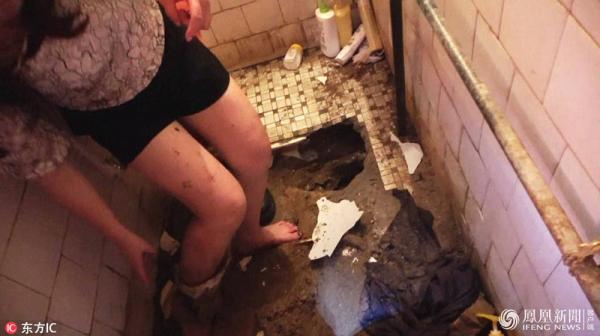Rượu chè quá đà, một chị gái 'thọt nhẹ' chân vào hố xí phải huy động lực lượng cứu hoả đến giải cứu Rượu chè quá đà, một chị gái 'thọt nhẹ' chân vào hố xí phải huy động lực lượng cứu hoả đến giải cứu