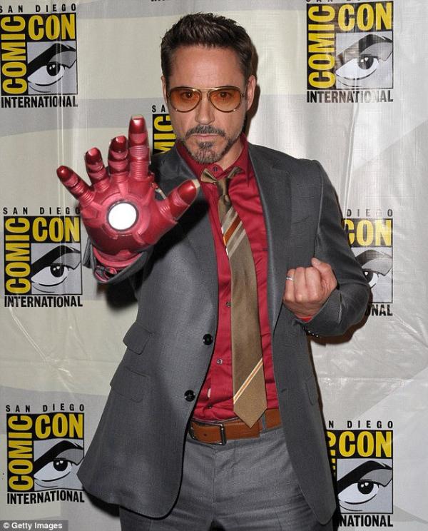 Chân lý hiện ra sau khi so sánh 'Iron Man' bản truyện tranh với bản 'người thật việc thật' Chân lý hiện ra sau khi so sánh 'Iron Man' bản truyện tranh với bản 'người thật việc thật'