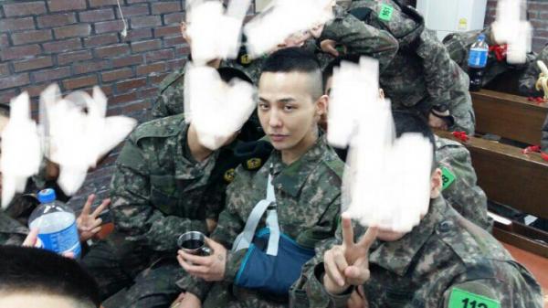 Big Bang lại dính 'vận đen' khi G-Dragon bị cáo buộc nhận đãi ngộ ngang cấp đại tá trong quân ngũ Big Bang lại dính 'vận đen' khi G-Dragon bị cáo buộc nhận đãi ngộ ngang cấp đại tá trong quân ngũ