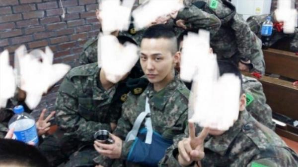 Người hâm mộ nổi giận khi nghe tin G-Dragon bị theo dõi và quấy rối ngay trong quân ngũ Người hâm mộ nổi giận khi nghe tin G-Dragon bị theo dõi và quấy rối ngay trong quân ngũ