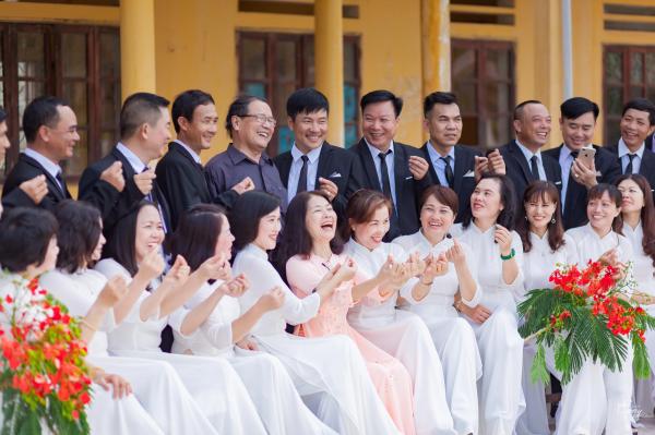 Bộ ảnh kỷ yếu 30 năm sau khi ra trường của phụ huynh khiến giới trẻ ngưỡng mộ và ghen tị Bộ ảnh kỷ yếu 30 năm sau khi ra trường của phụ huynh khiến giới trẻ ngưỡng mộ và ghen tị