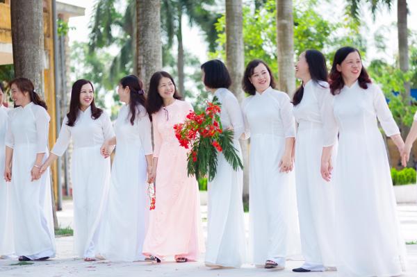 Bộ ảnh kỷ yếu 30 năm sau khi ra trường của phụ huynh khiến giới trẻ ngưỡng mộ và ghen tị Bộ ảnh kỷ yếu 30 năm sau khi ra trường của phụ huynh khiến giới trẻ ngưỡng mộ và ghen tị