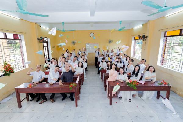 Bộ ảnh kỷ yếu 30 năm sau khi ra trường của phụ huynh khiến giới trẻ ngưỡng mộ và ghen tị Bộ ảnh kỷ yếu 30 năm sau khi ra trường của phụ huynh khiến giới trẻ ngưỡng mộ và ghen tị