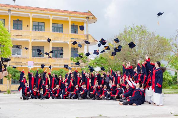 Bộ ảnh kỷ yếu 30 năm sau khi ra trường của phụ huynh khiến giới trẻ ngưỡng mộ và ghen tị Bộ ảnh kỷ yếu 30 năm sau khi ra trường của phụ huynh khiến giới trẻ ngưỡng mộ và ghen tị
