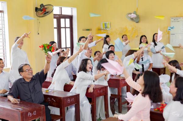 Bộ ảnh kỷ yếu 30 năm sau khi ra trường của phụ huynh khiến giới trẻ ngưỡng mộ và ghen tị Bộ ảnh kỷ yếu 30 năm sau khi ra trường của phụ huynh khiến giới trẻ ngưỡng mộ và ghen tị