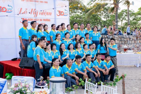 Bộ ảnh kỷ yếu 30 năm sau khi ra trường của phụ huynh khiến giới trẻ ngưỡng mộ và ghen tị Bộ ảnh kỷ yếu 30 năm sau khi ra trường của phụ huynh khiến giới trẻ ngưỡng mộ và ghen tị