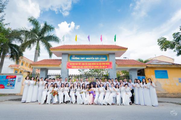 Bộ ảnh kỷ yếu 30 năm sau khi ra trường của phụ huynh khiến giới trẻ ngưỡng mộ và ghen tị Bộ ảnh kỷ yếu 30 năm sau khi ra trường của phụ huynh khiến giới trẻ ngưỡng mộ và ghen tị