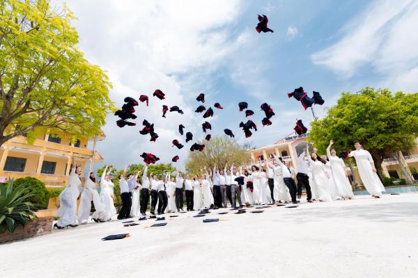 Bộ ảnh kỷ yếu 30 năm sau khi ra trường của phụ huynh khiến giới trẻ ngưỡng mộ và ghen tị Bộ ảnh kỷ yếu 30 năm sau khi ra trường của phụ huynh khiến giới trẻ ngưỡng mộ và ghen tị