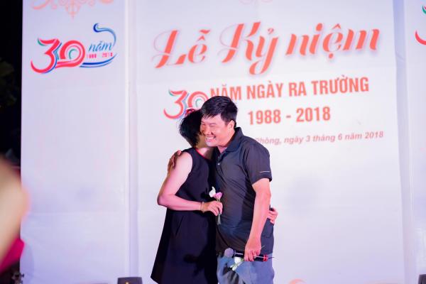 Bộ ảnh kỷ yếu 30 năm sau khi ra trường của phụ huynh khiến giới trẻ ngưỡng mộ và ghen tị Bộ ảnh kỷ yếu 30 năm sau khi ra trường của phụ huynh khiến giới trẻ ngưỡng mộ và ghen tị