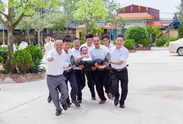 Bộ ảnh kỷ yếu 30 năm sau khi ra trường của phụ huynh khiến giới trẻ ngưỡng mộ và ghen tị Bộ ảnh kỷ yếu 30 năm sau khi ra trường của phụ huynh khiến giới trẻ ngưỡng mộ và ghen tị