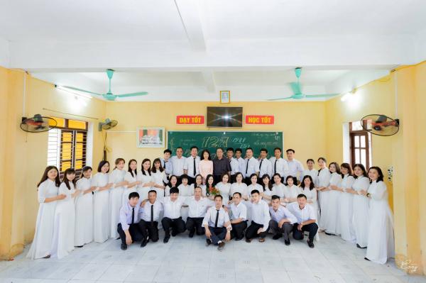 Bộ ảnh kỷ yếu 30 năm sau khi ra trường của phụ huynh khiến giới trẻ ngưỡng mộ và ghen tị Bộ ảnh kỷ yếu 30 năm sau khi ra trường của phụ huynh khiến giới trẻ ngưỡng mộ và ghen tị