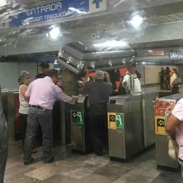 Tàu điện ngầm là một thế giới thu nhỏ, nơi mọi điều kỳ lạ đều có thể xảy ra Tàu điện ngầm là một thế giới thu nhỏ, nơi mọi điều kỳ lạ đều có thể xảy ra
