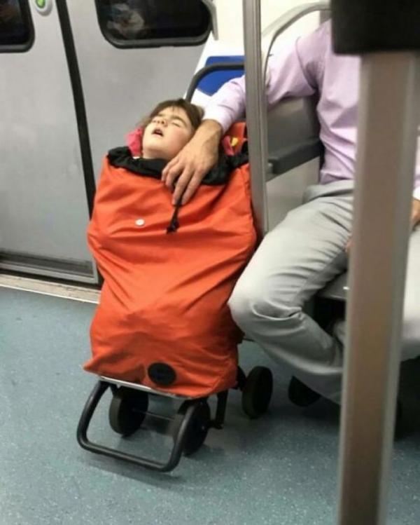 Tàu điện ngầm là một thế giới thu nhỏ, nơi mọi điều kỳ lạ đều có thể xảy ra Tàu điện ngầm là một thế giới thu nhỏ, nơi mọi điều kỳ lạ đều có thể xảy ra