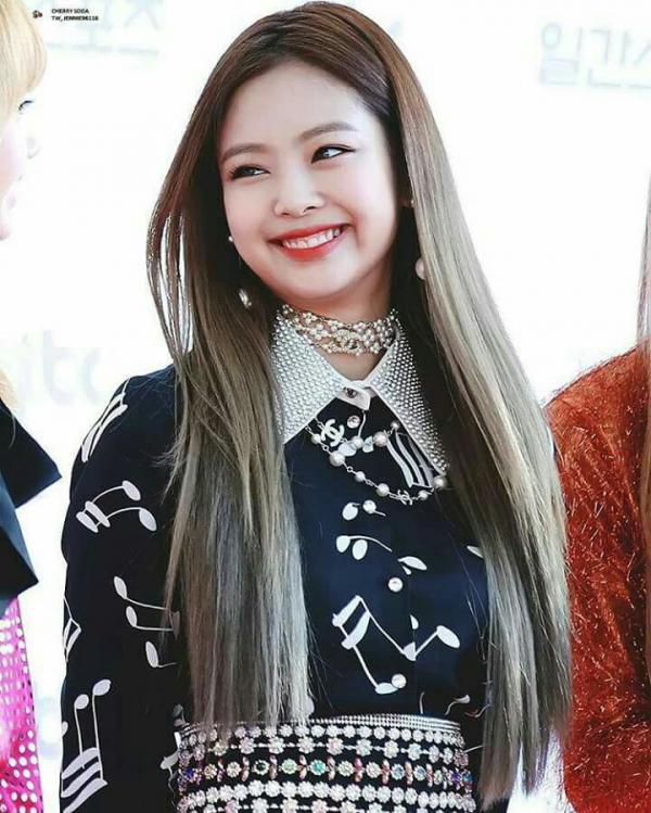 Khán giả dần nhận ra 'bộ mặt thật' của Jennie (Black Pink) khi cô nàng thường xuyên thực hiện cử chỉ này! Khán giả dần nhận ra 'bộ mặt thật' của Jennie (Black Pink) khi cô nàng thường xuyên thực hiện cử chỉ này!