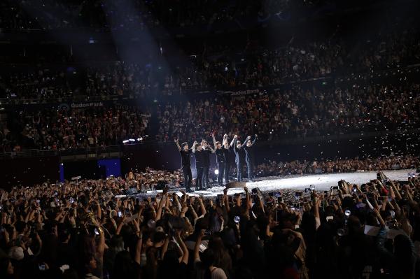 BTS bị fan cuồng 'cưỡng hôn' nơi công cộng, không phải quấy rối thì là gì?! BTS bị fan cuồng 'cưỡng hôn' nơi công cộng, không phải quấy rối thì là gì?!