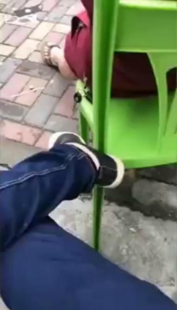 Thấy người đàn ông có ý định nhảy lầu, dân tình bắc ghế ra 'hóng chuyện' Thấy người đàn ông có ý định nhảy lầu, dân tình bắc ghế ra 'hóng chuyện'
