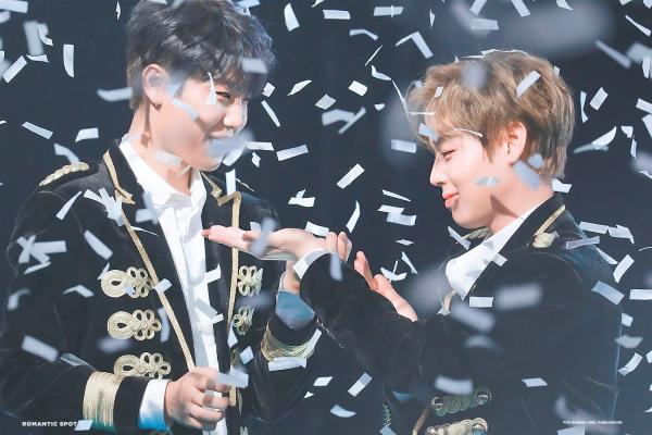 Những khoảnh khắc 'tình như cái bình' của 8 cặp bromance nổi tiếng trong Wanna One Những khoảnh khắc 'tình như cái bình' của 8 cặp bromance nổi tiếng trong Wanna One