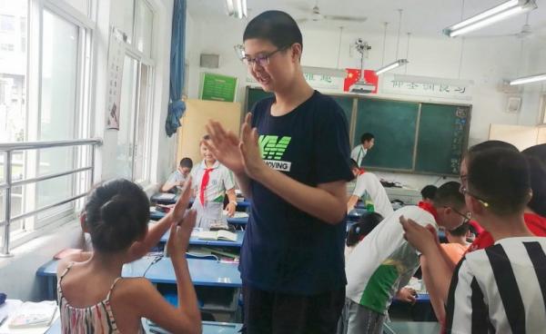 11 tuổi đã cao hơn 2 mét, đúng là 'người ăn không hết, kẻ lần không ra' 11 tuổi đã cao hơn 2 mét, đúng là 'người ăn không hết, kẻ lần không ra'