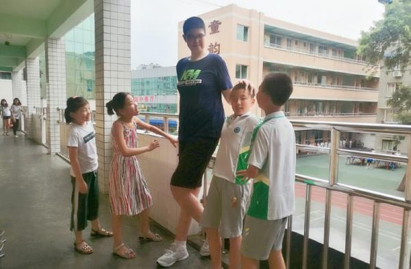 11 tuổi đã cao hơn 2 mét, đúng là 'người ăn không hết, kẻ lần không ra' 11 tuổi đã cao hơn 2 mét, đúng là 'người ăn không hết, kẻ lần không ra'