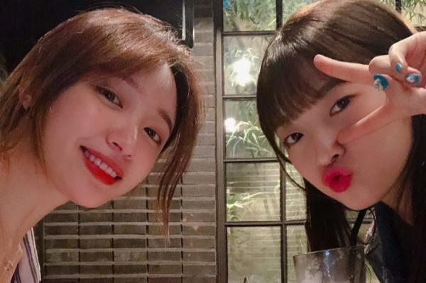 8 cặp idol nữ khiến fans tò mò vì mối quan hệ mờ ám 'trên mức tình bạn' 8 cặp idol nữ khiến fans tò mò vì mối quan hệ mờ ám 'trên mức tình bạn'