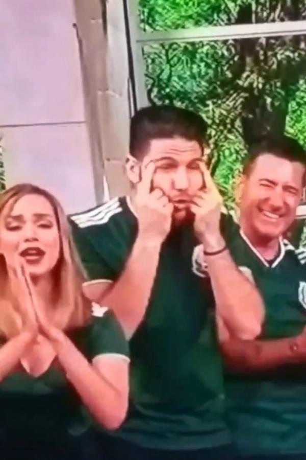 MC truyền hình bị mất việc vì chế giễu đôi mắt người Hàn khi ăn mừng Mexico đi tiếp ở World Cup MC truyền hình bị mất việc vì chế giễu đôi mắt người Hàn khi ăn mừng Mexico đi tiếp ở World Cup