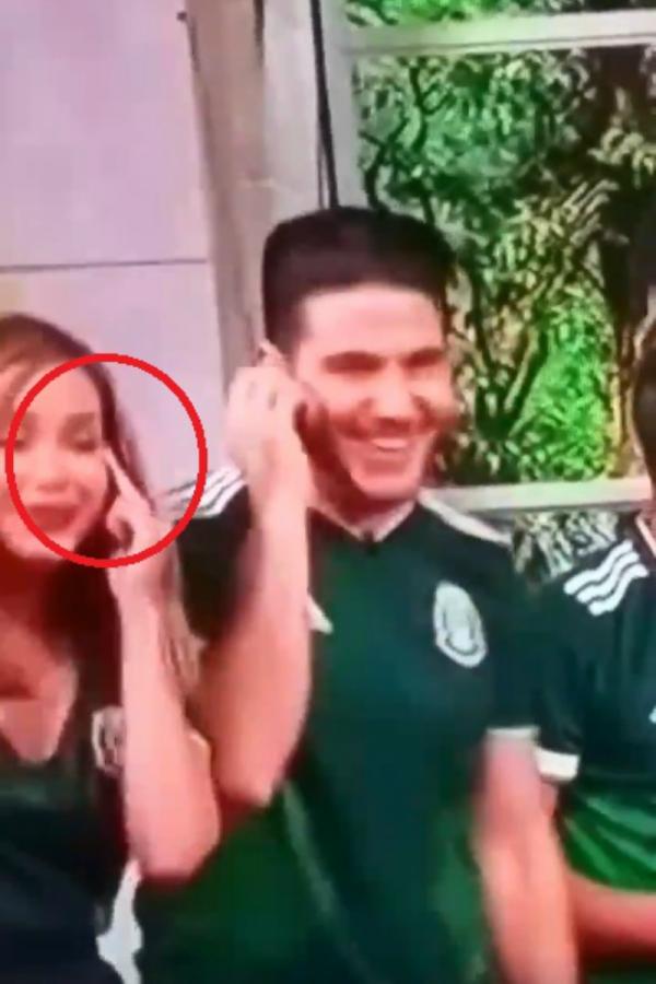 MC truyền hình bị mất việc vì chế giễu đôi mắt người Hàn khi ăn mừng Mexico đi tiếp ở World Cup MC truyền hình bị mất việc vì chế giễu đôi mắt người Hàn khi ăn mừng Mexico đi tiếp ở World Cup
