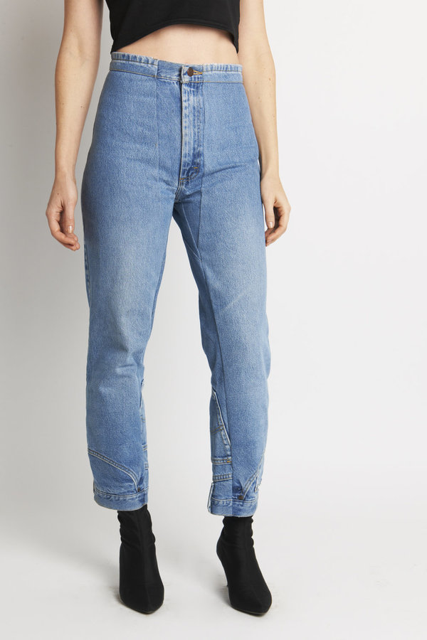 Lại một style thời trang chẳng giống ai: Quần jeans... lộn ngược Lại một style thời trang chẳng giống ai: Quần jeans... lộn ngược