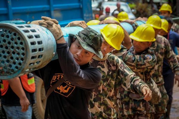 10 ngày giải cứu đội bóng trong hang động Thái Lan: Dùng sức người và cả đức tin để chiến thắng Tử thần 10 ngày giải cứu đội bóng trong hang động Thái Lan: Dùng sức người và cả đức tin để chiến thắng Tử thần