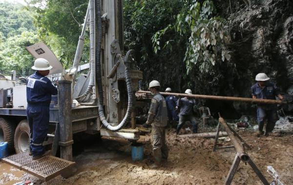 10 ngày giải cứu đội bóng trong hang động Thái Lan: Dùng sức người và cả đức tin để chiến thắng Tử thần 10 ngày giải cứu đội bóng trong hang động Thái Lan: Dùng sức người và cả đức tin để chiến thắng Tử thần