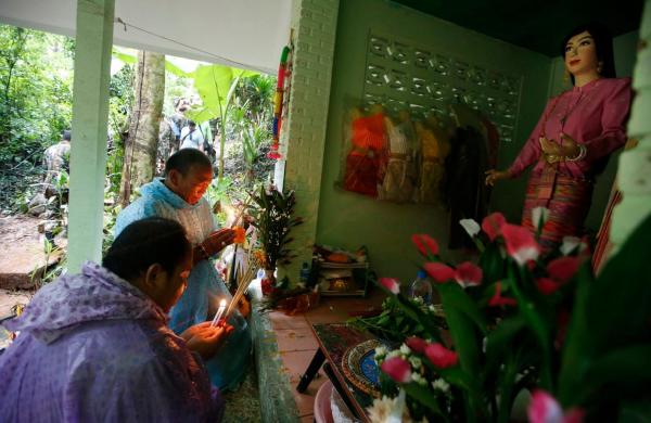10 ngày giải cứu đội bóng trong hang động Thái Lan: Dùng sức người và cả đức tin để chiến thắng Tử thần 10 ngày giải cứu đội bóng trong hang động Thái Lan: Dùng sức người và cả đức tin để chiến thắng Tử thần