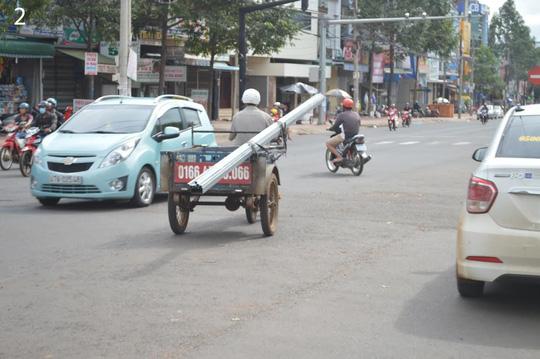 Tai nạn đường phố không hy hữu: 'Kỵ sĩ' xe máy gục ngã dưới 'đường thương' của 'ninja' xe đạp Tai nạn đường phố không hy hữu: 'Kỵ sĩ' xe máy gục ngã dưới 'đường thương' của 'ninja' xe đạp