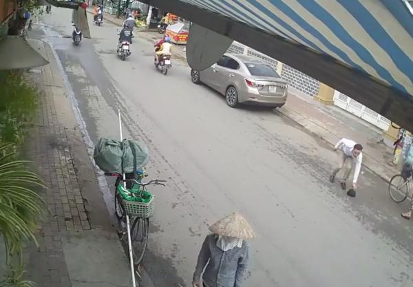Tai nạn đường phố không hy hữu: 'Kỵ sĩ' xe máy gục ngã dưới 'đường thương' của 'ninja' xe đạp Tai nạn đường phố không hy hữu: 'Kỵ sĩ' xe máy gục ngã dưới 'đường thương' của 'ninja' xe đạp