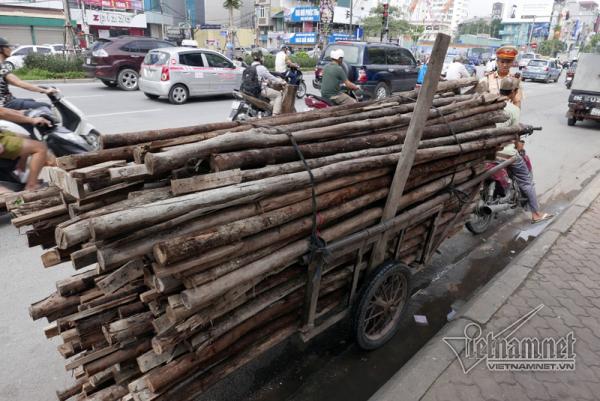 Tai nạn đường phố không hy hữu: 'Kỵ sĩ' xe máy gục ngã dưới 'đường thương' của 'ninja' xe đạp Tai nạn đường phố không hy hữu: 'Kỵ sĩ' xe máy gục ngã dưới 'đường thương' của 'ninja' xe đạp