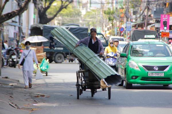 Tai nạn đường phố không hy hữu: 'Kỵ sĩ' xe máy gục ngã dưới 'đường thương' của 'ninja' xe đạp Tai nạn đường phố không hy hữu: 'Kỵ sĩ' xe máy gục ngã dưới 'đường thương' của 'ninja' xe đạp