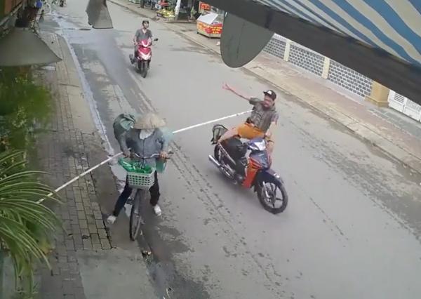 Tai nạn đường phố không hy hữu: 'Kỵ sĩ' xe máy gục ngã dưới 'đường thương' của 'ninja' xe đạp Tai nạn đường phố không hy hữu: 'Kỵ sĩ' xe máy gục ngã dưới 'đường thương' của 'ninja' xe đạp