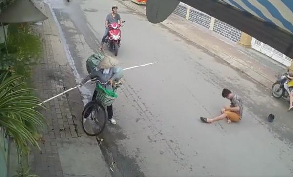 Tai nạn đường phố không hy hữu: 'Kỵ sĩ' xe máy gục ngã dưới 'đường thương' của 'ninja' xe đạp Tai nạn đường phố không hy hữu: 'Kỵ sĩ' xe máy gục ngã dưới 'đường thương' của 'ninja' xe đạp