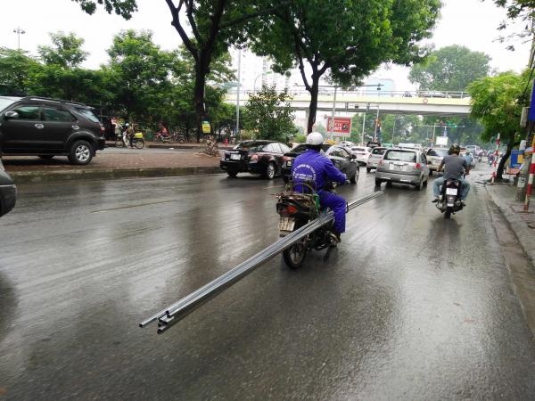 Tai nạn đường phố không hy hữu: 'Kỵ sĩ' xe máy gục ngã dưới 'đường thương' của 'ninja' xe đạp Tai nạn đường phố không hy hữu: 'Kỵ sĩ' xe máy gục ngã dưới 'đường thương' của 'ninja' xe đạp