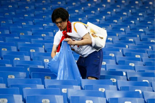 Vừa khóc vừa dọn rác, cổ động viên Nhật khiến quốc tế mến phục và gọi là 'Niềm tự hào châu Á' Vừa khóc vừa dọn rác, cổ động viên Nhật khiến quốc tế mến phục và gọi là 'Niềm tự hào châu Á'