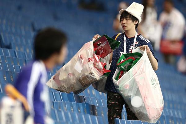 Vừa khóc vừa dọn rác, cổ động viên Nhật khiến quốc tế mến phục và gọi là 'Niềm tự hào châu Á' Vừa khóc vừa dọn rác, cổ động viên Nhật khiến quốc tế mến phục và gọi là 'Niềm tự hào châu Á'