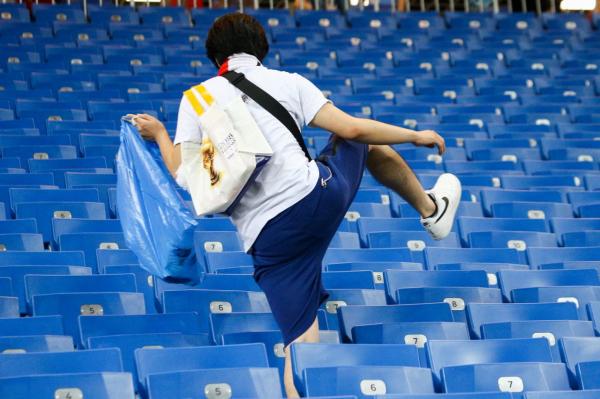 Vừa khóc vừa dọn rác, cổ động viên Nhật khiến quốc tế mến phục và gọi là 'Niềm tự hào châu Á' Vừa khóc vừa dọn rác, cổ động viên Nhật khiến quốc tế mến phục và gọi là 'Niềm tự hào châu Á'