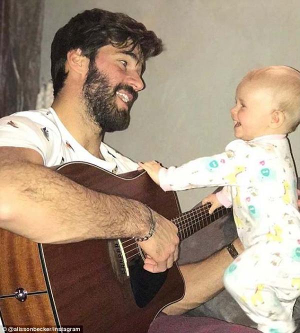 Cư dân mạng 'hết hồn' vì thủ môn đội tuyển Brazil trông giống 'Thor' Chris Hemsworth như tạc Cư dân mạng 'hết hồn' vì thủ môn đội tuyển Brazil trông giống 'Thor' Chris Hemsworth như tạc