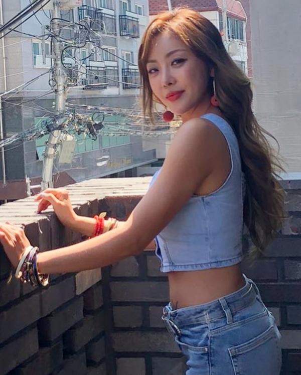 Cả K-Pop chê cười Narsha là 'thánh Photoshop' nhưng hóa ra cô bị oan vì... chiếc cột điện méo bên đường Cả K-Pop chê cười Narsha là 'thánh Photoshop' nhưng hóa ra cô bị oan vì... chiếc cột điện méo bên đường