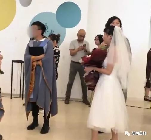 Cô gái mặc váy cưới đến dự lễ tốt nghiệp đại học của bạn trai cũ và cái kết buồn Cô gái mặc váy cưới đến dự lễ tốt nghiệp đại học của bạn trai cũ và cái kết buồn