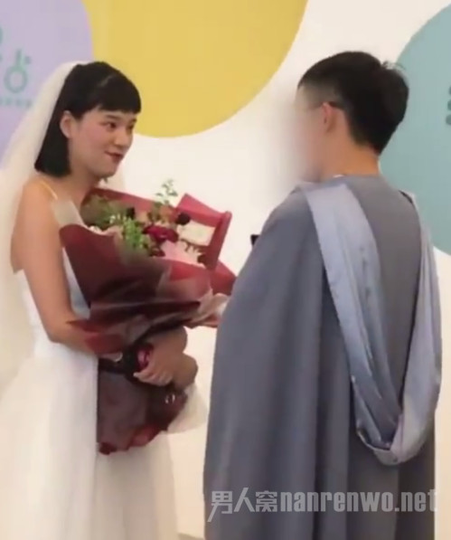 Cô gái mặc váy cưới đến dự lễ tốt nghiệp đại học của bạn trai cũ và cái kết buồn Cô gái mặc váy cưới đến dự lễ tốt nghiệp đại học của bạn trai cũ và cái kết buồn