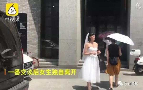 Cô gái mặc váy cưới đến dự lễ tốt nghiệp đại học của bạn trai cũ và cái kết buồn Cô gái mặc váy cưới đến dự lễ tốt nghiệp đại học của bạn trai cũ và cái kết buồn