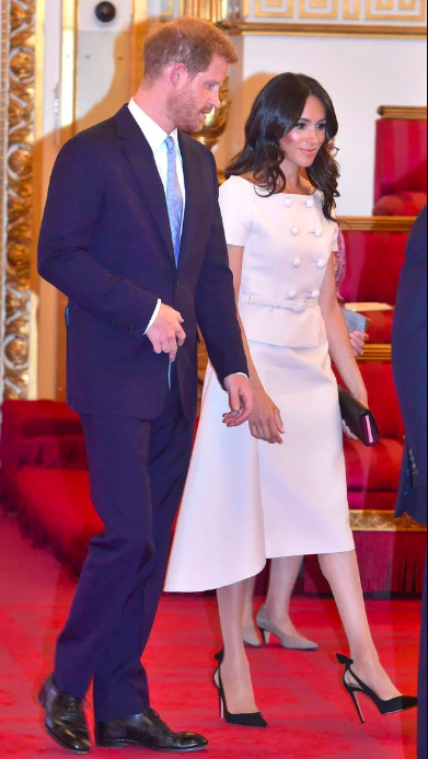 Vì sao Hoàng tử Harry - Meghan Markle tình tứ mọi nơi nhưng lại không dám nắm tay trước mặt Nữ hoàng Elizabeth? Vì sao Hoàng tử Harry - Meghan Markle tình tứ mọi nơi nhưng lại không dám nắm tay trước mặt Nữ hoàng Elizabeth?