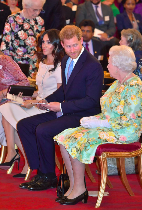 Vì sao Hoàng tử Harry - Meghan Markle tình tứ mọi nơi nhưng lại không dám nắm tay trước mặt Nữ hoàng Elizabeth? Vì sao Hoàng tử Harry - Meghan Markle tình tứ mọi nơi nhưng lại không dám nắm tay trước mặt Nữ hoàng Elizabeth?